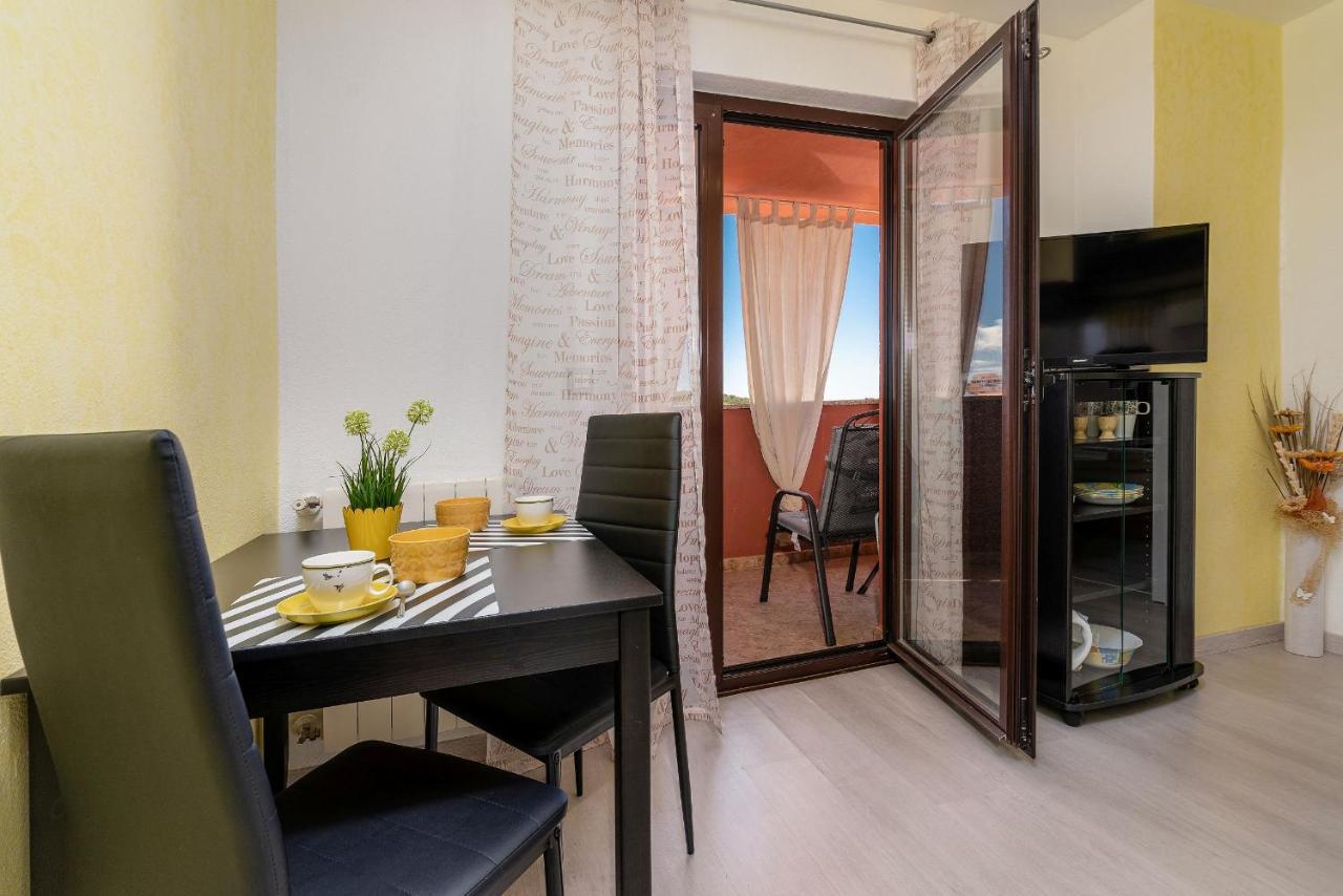 Apartments Miri Врсар Экстерьер фото